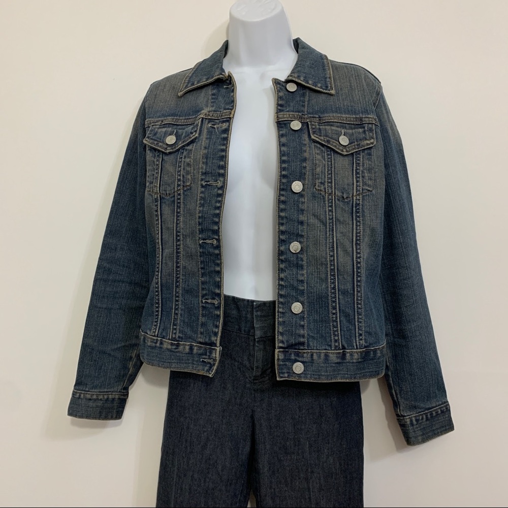 Jean Denim Jacket is in like new condition  by Gap. Size small